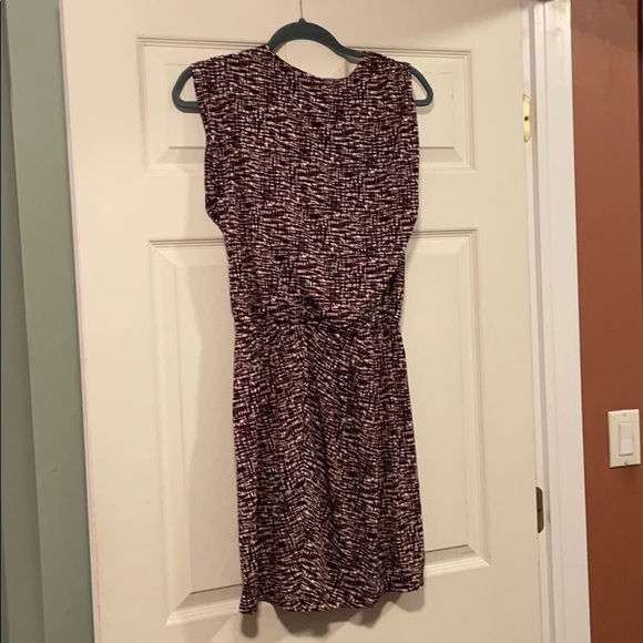 Maroon and white v-neck dress - Picture 2 of 3